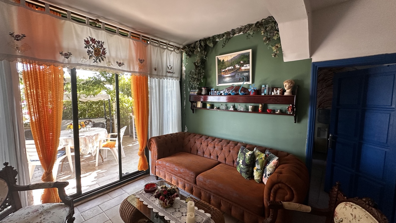Bahçeye açılan salon