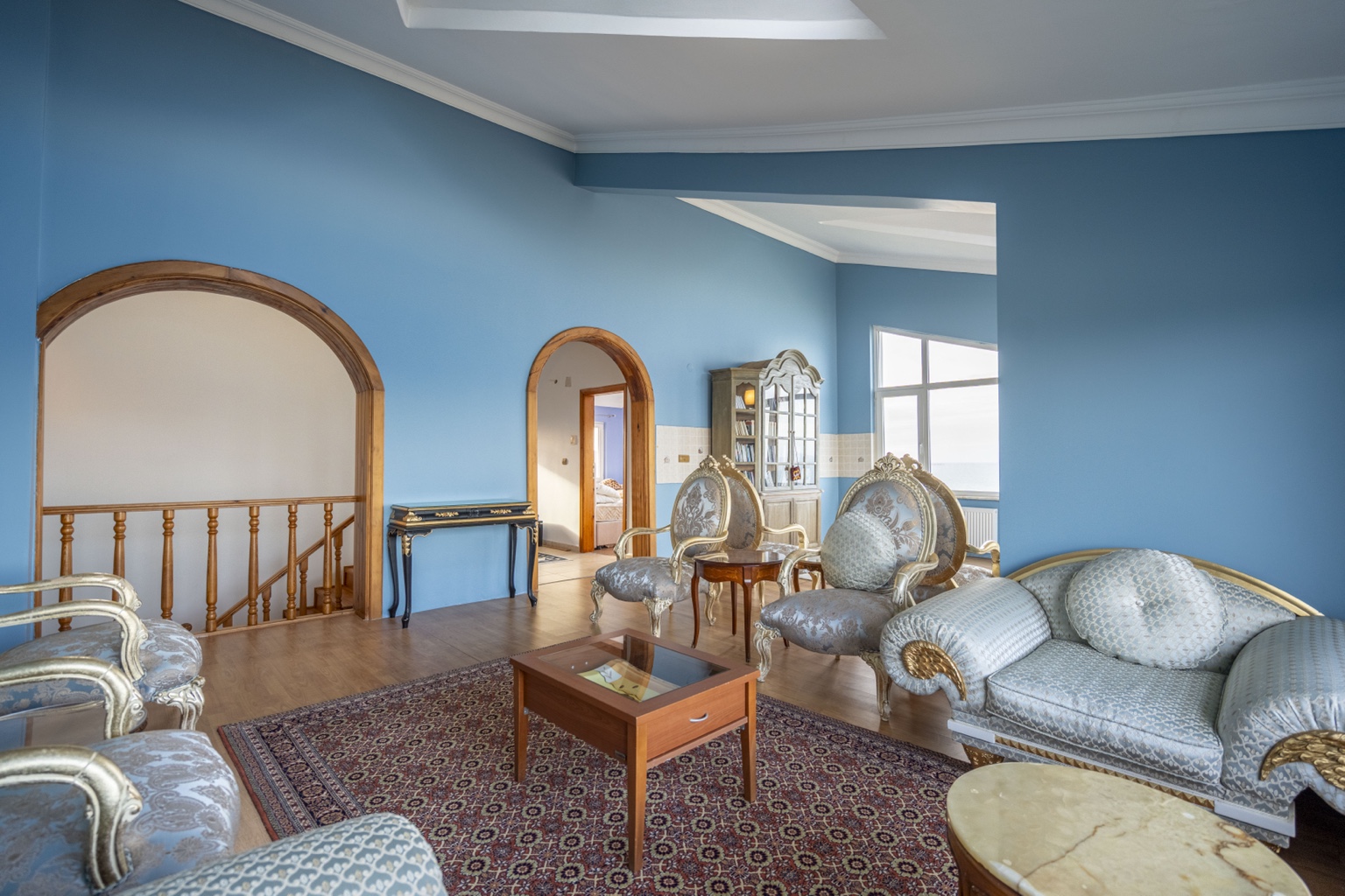 Mavi duvarlı salon